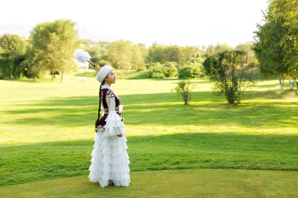 Bella donna kazakh in costume nazionale — Foto Stock