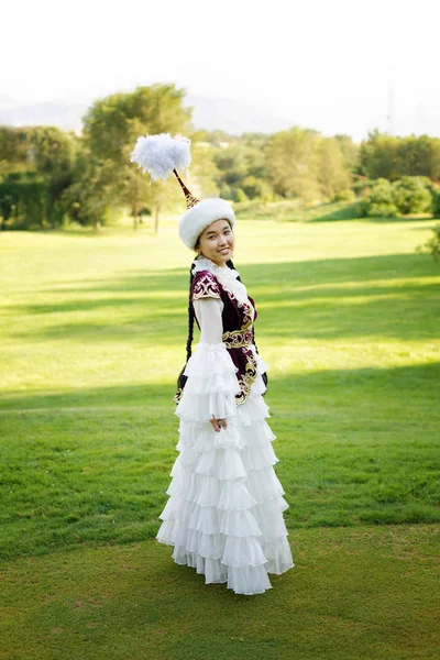 Hermosa mujer kazakh en traje nacional — Foto de Stock