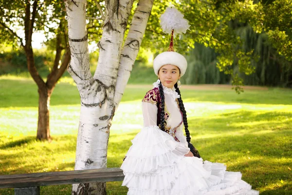 Güzel Kazak kadın ulusal kostüm