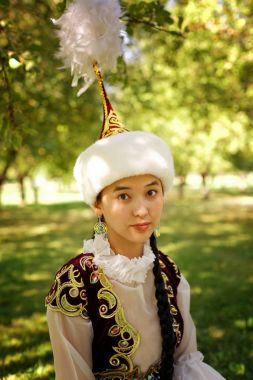 Güzel Kazak kadın ulusal kostüm