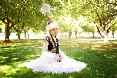Güzel Kazak kadın ulusal kostüm