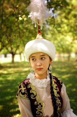 Güzel Kazak kadın ulusal kostüm