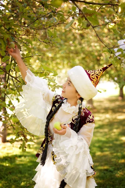 Mulher kazakh bonita em traje nacional — Fotografia de Stock