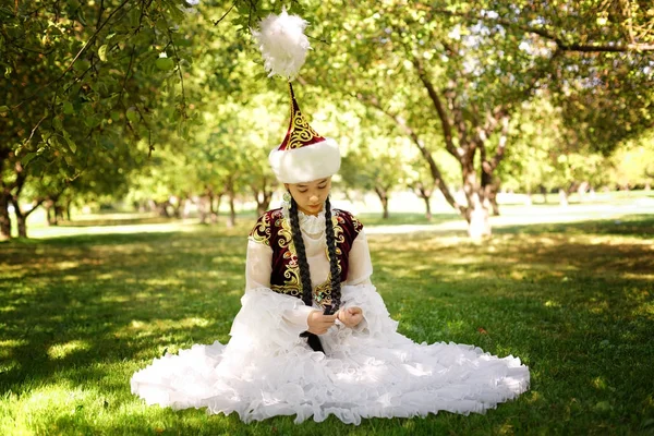 Güzel Kazak kadın ulusal kostüm