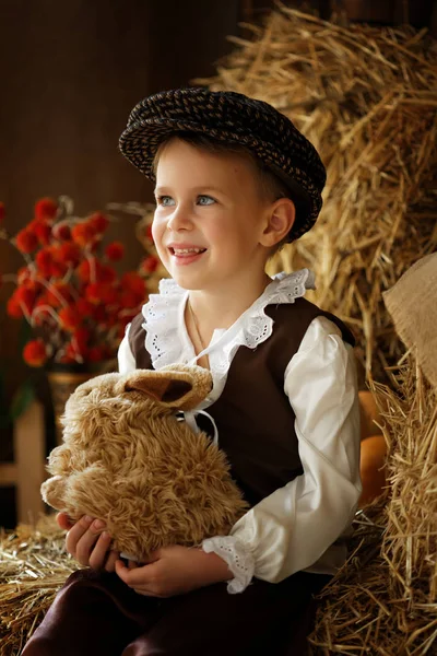 Милий маленький європейський хлопчик в шапці з блакитними очима — стокове фото