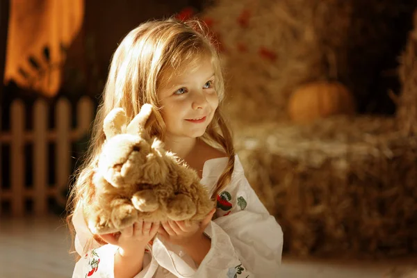 Linda niña europea en el fondo de madera — Foto de Stock