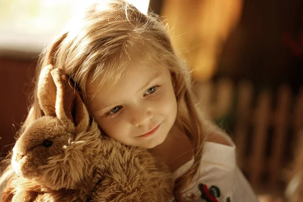 Schattig klein Europees meisje op de houten achtergrond — Stockfoto