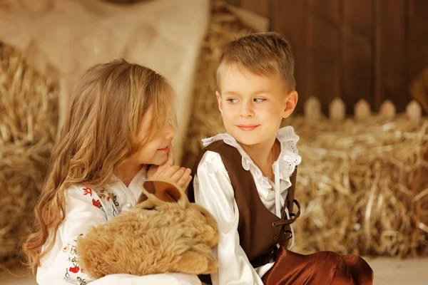 Menino e menina europeus juntos.História de amor — Fotografia de Stock