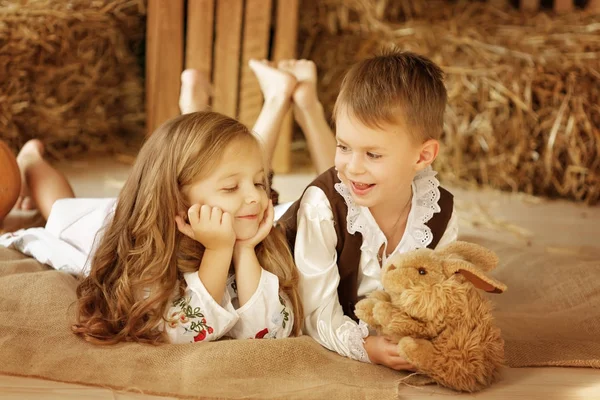 Ragazzo e ragazza europei insieme. Storia d'amore — Foto Stock