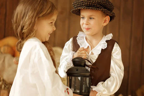 Europees jongen en meisje samen. Liefdesverhaal — Stockfoto