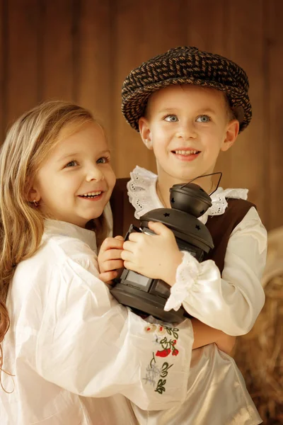 Europees jongen en meisje samen. Liefdesverhaal — Stockfoto