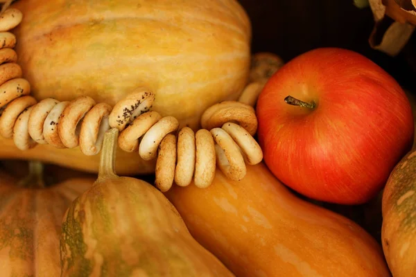 Höstens grönsaker. pumpor, äpplen — Stockfoto