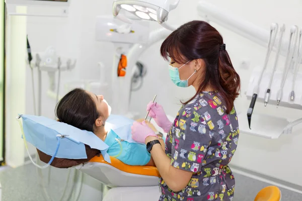 カザフ口腔病学と歯科治療 歯科医 — ストック写真