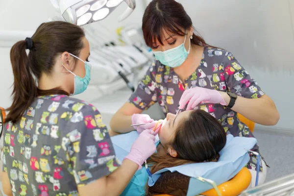 カザフ口腔病学と歯科治療 歯科医 — ストック写真