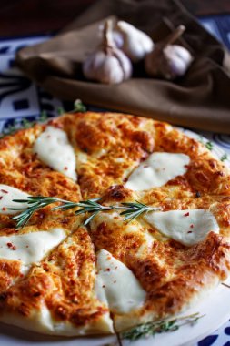 Restoranın masada lezzetli Gürcü yemekleri