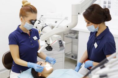 Stomatoloji ve diş bakımı. Dişçi