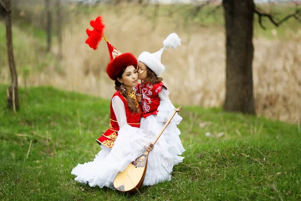 Kasachische Menschen Nationaltrachten Frau Und Tochter Park — Stockfoto