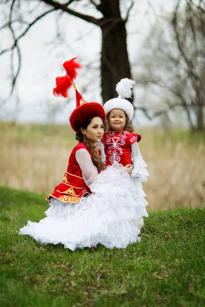 Казахська Людей Національних Костюмах Жінки Дочка Парку — стокове фото