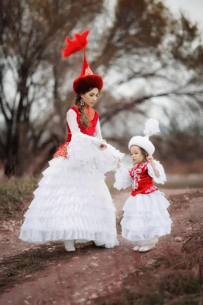 Kazakiska Människor Folkdräkter Kvinna Och Dotter Parken — Stockfoto