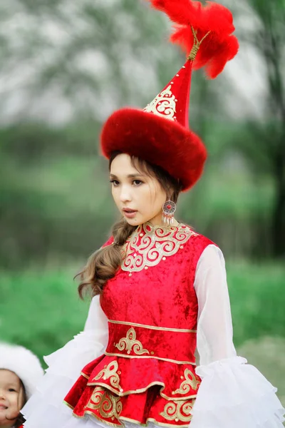 Femme Kazakhe Costume National Femme Dans Parc — Photo