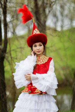 Ulusal elbiseli güzel kazak kadın