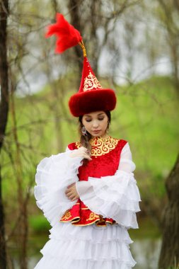 Ulusal elbiseli güzel kazak kadın