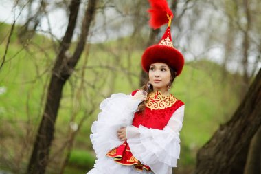 Ulusal elbiseli güzel kazak kadın