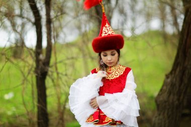Ulusal elbiseli güzel kazak kadın