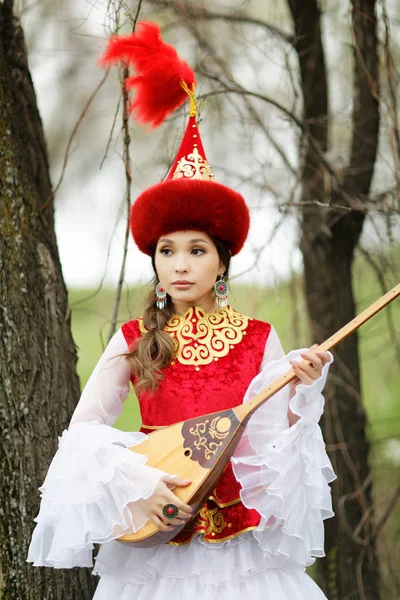 Hermosa Mujer Kazakh Vestido Nacional — Foto de Stock