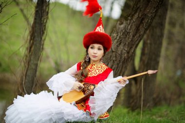 Ulusal elbiseli güzel kazak kadın