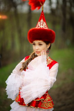 Ulusal elbiseli güzel kazak kadın