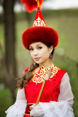 Ulusal elbiseli güzel kazak kadın