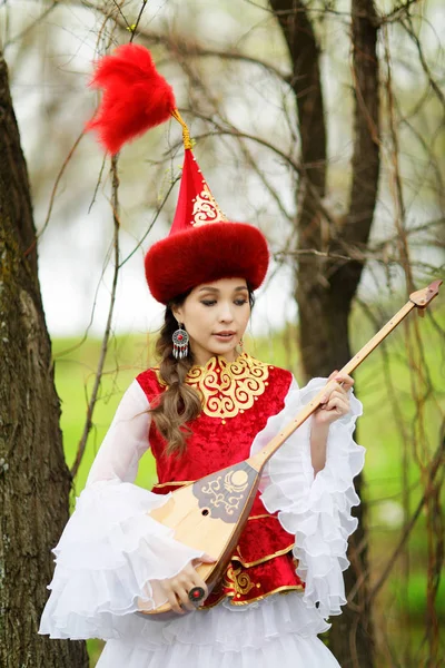 Bela Mulher Kazakh Vestido Nacional — Fotografia de Stock