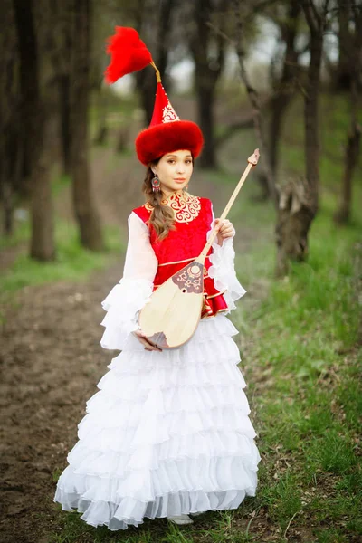Ulusal elbiseli güzel kazak kadın