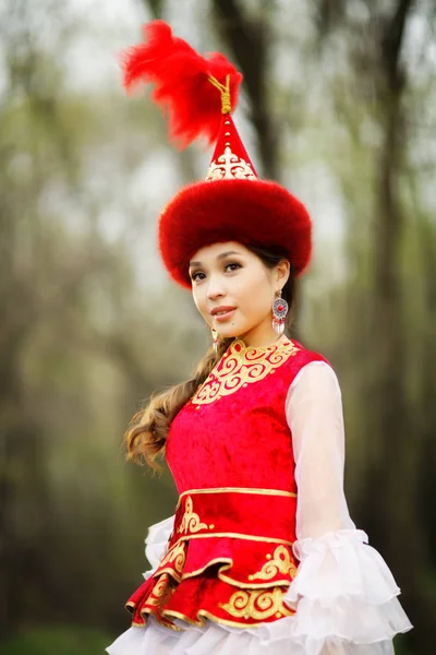 Bela Mulher Kazakh Vestido Nacional — Fotografia de Stock