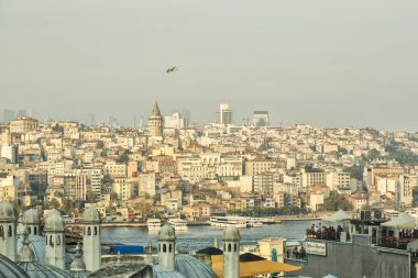 İstanbul, Türkiye - 18 Ekim 2019. İstanbul Karakolu 'nun Boğaz' da yüzen turist botlarıyla Galata Kulesi 'nin manzarası