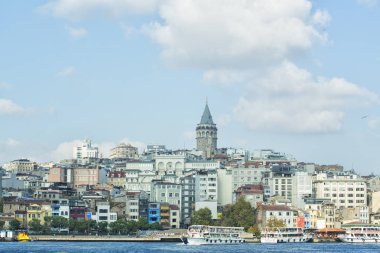 İstanbul, Türkiye - 18 Ekim 2019. İstanbul Karakolu 'nun Boğaz' da yüzen turist botlarıyla Galata Kulesi 'nin manzarası