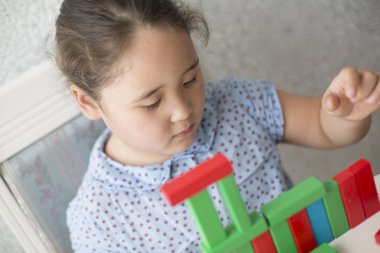 Kazak güzel küçük kız çocuk gelişim Merkezi'nde oynuyor