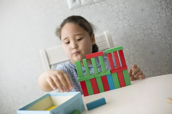Kasachisches Hübsches Kleines Mädchen Spielt Entwicklungszentrum Für Kinder — Stockfoto