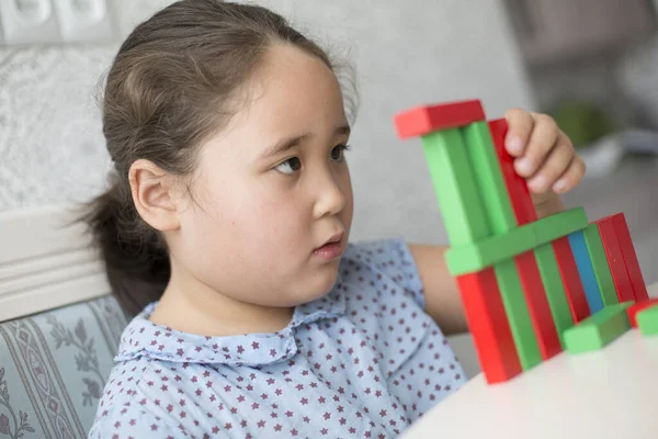 Kazakiska Ganska Liten Flicka Som Leker Barnen Utveckling Center — Stockfoto