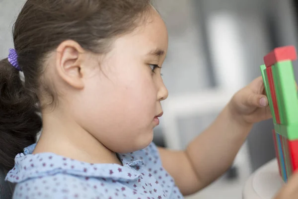 Kasachisches Hübsches Kleines Mädchen Spielt Entwicklungszentrum Für Kinder — Stockfoto