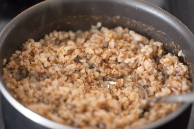 Tavada pişmiş kahverengi karabuğday lapası. 