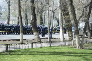 ALMATY, KAZAKHSTAN - 4 Nisan 2020: Almaty caddesindeki Kazakistan 'da koronavirüs salgınıyla savaşmak için resmi askeri eğitim. 4 Nisan 2020. Maskeli askerler..
