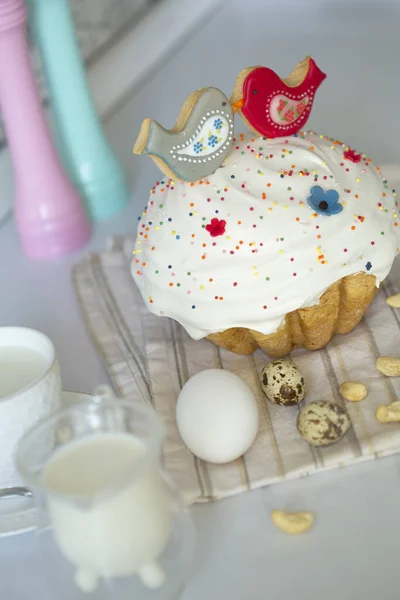Ciasto Wielkanocne Jajka Stole — Zdjęcie stockowe