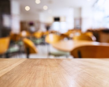 Tablo üst sayaç ve koltuk bulanık insanlar Restoran salonu Cafe 