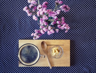 Çiçek dekorasyonu Vintage sesi ile masada kahve fincanı