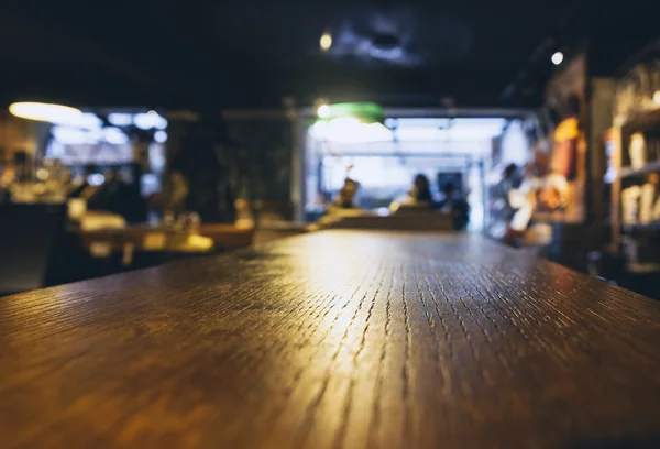 Tabel van de bovenste balk van de teller met wazig mensen Restaurant winkel interieur — Stockfoto