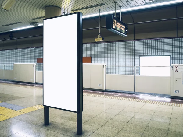 Mock up Blank Billboard Cartaz de sinalização plataforma de trem do metrô — Fotografia de Stock