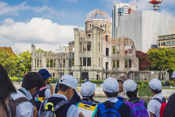 Hiroshima, Japão - 2 de novembro de 2015: Hiroshima atomic dome memorial Park — Fotografia de Stock