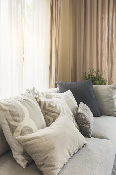 Almohadas en el sofá Interior de la habitación Inicio Fondo de decoración —  Fotos de Stock